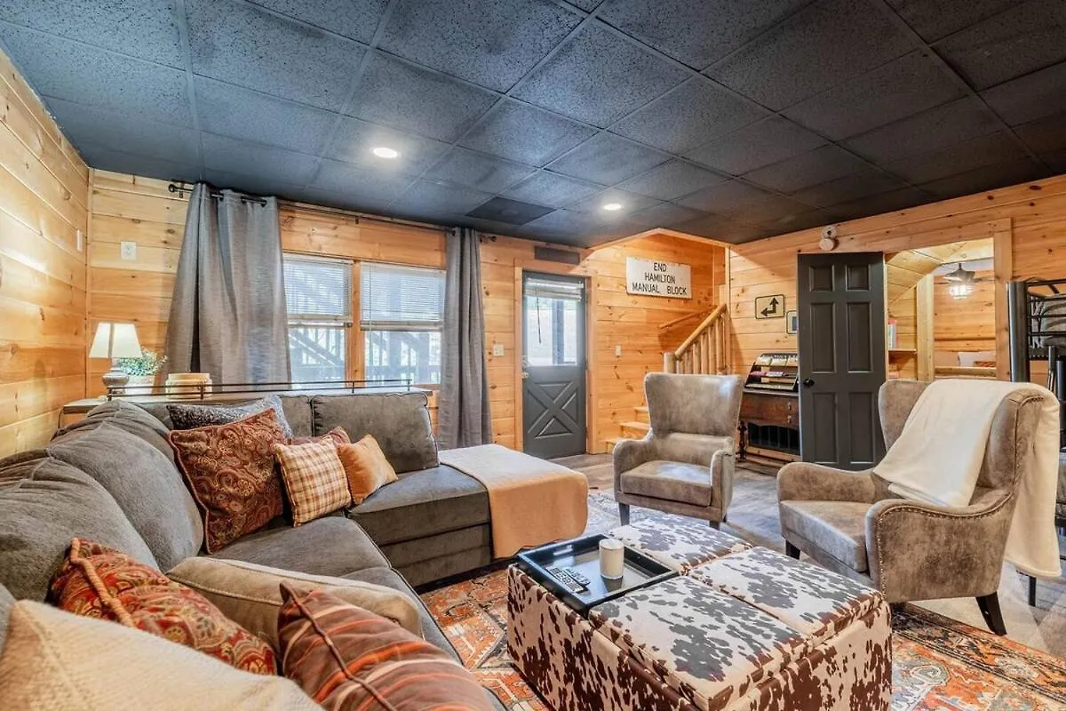 Holiday home Cozy Retreat With Movie Near Parkway *