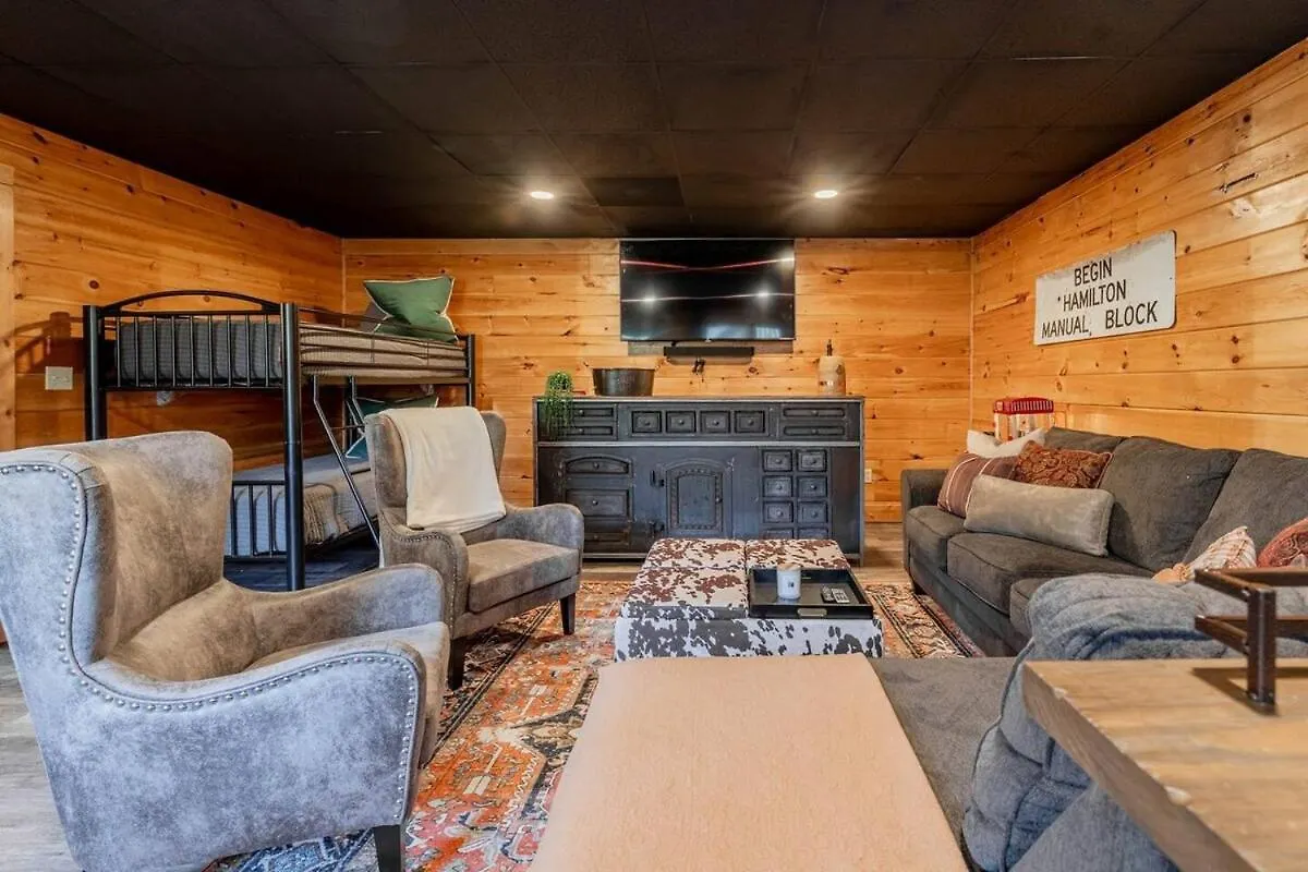 Holiday home Cozy Retreat With Movie Near Parkway Pigeon Forge