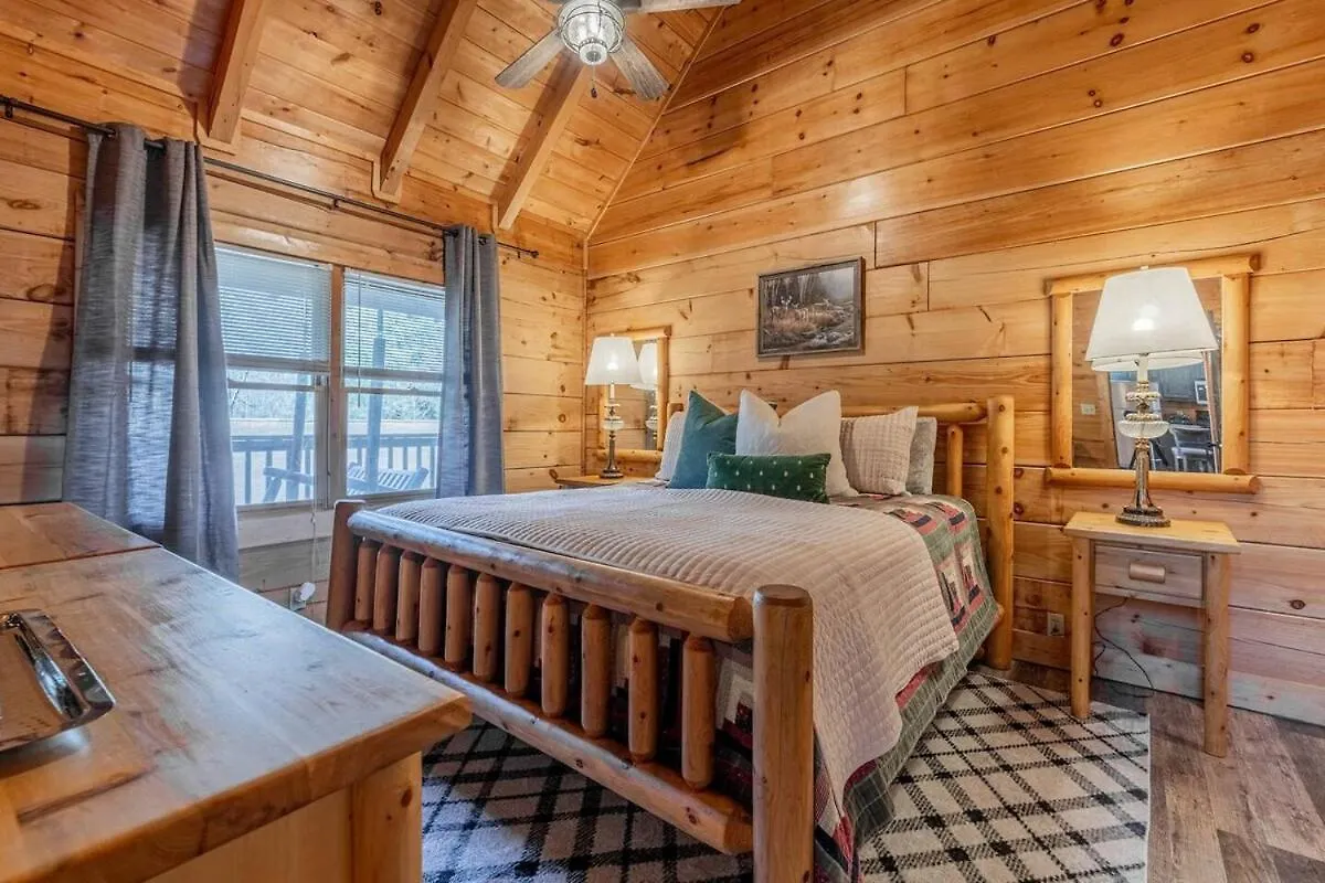 Cozy Retreat With Movie Near Parkway Pigeon Forge