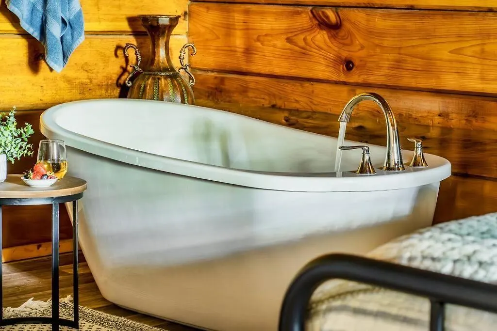 Couples Retreat *location*hot Tub*fire Pit* Pigeon Forge
