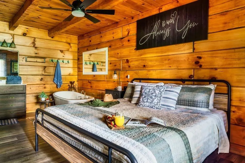 Holiday home Couples Retreat *location*hot Tub*fire Pit* Pigeon Forge