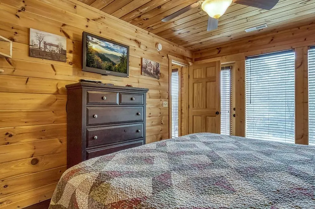 An Awesome View, Game Area, Pools, Pavilion, Free Attraction Tickets, Dollywood And More! Holiday home *