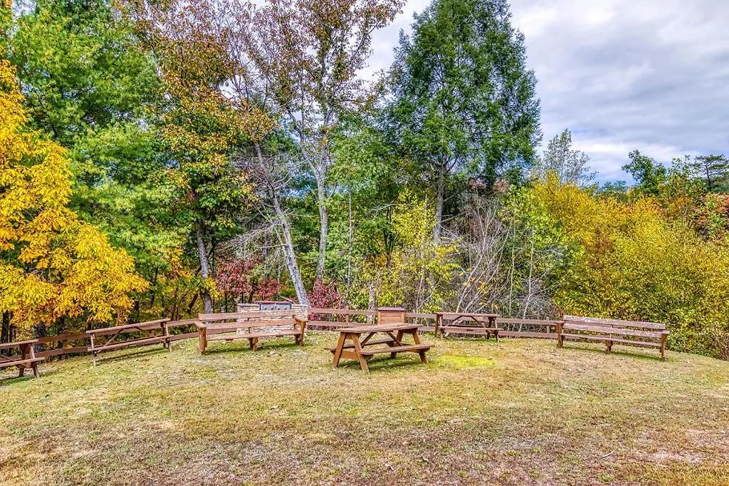 An Awesome View, Game Area, Pools, Pavilion, Free Attraction Tickets, Dollywood And More! Holiday home
