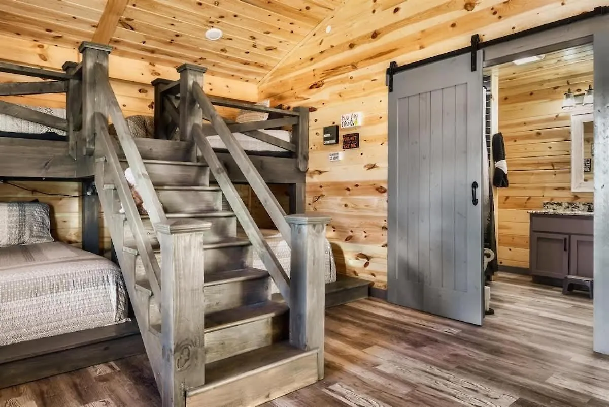 Holiday home Fun Heated Pool - Walk To Parkway