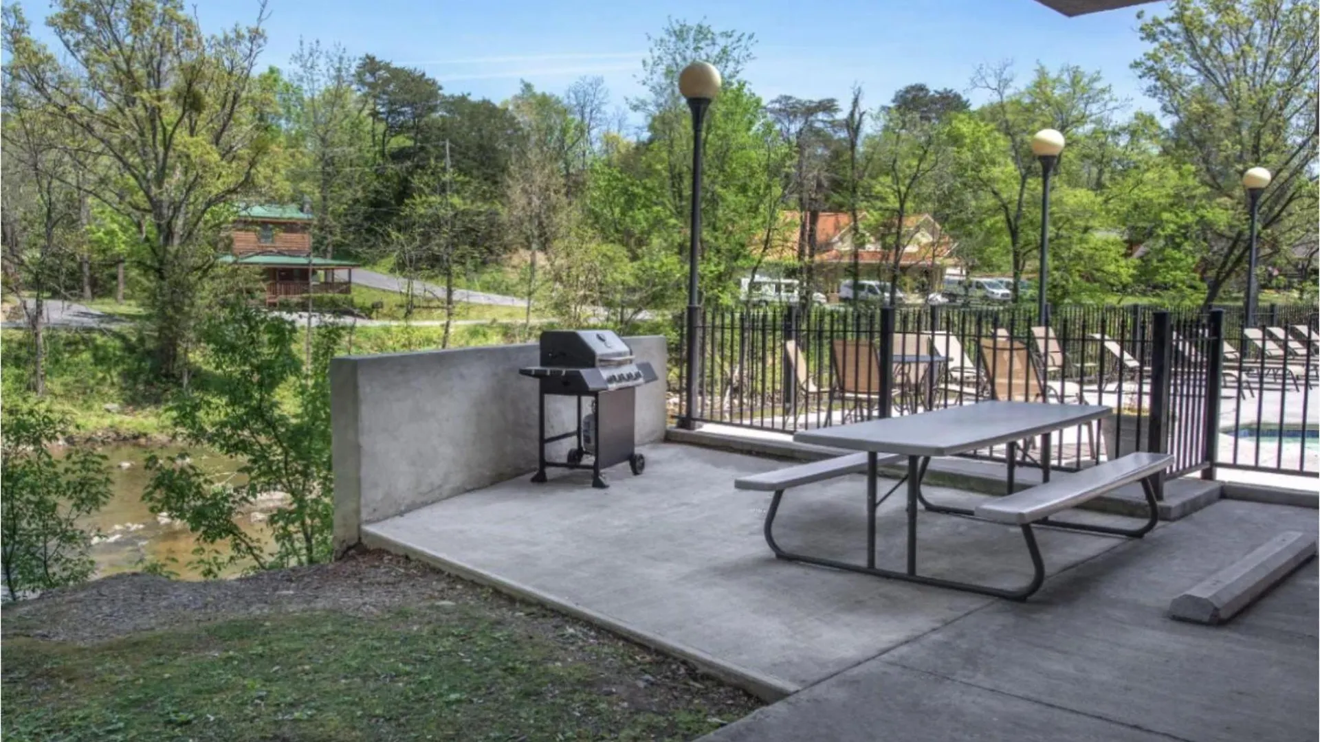 Cl403 Creekside Tranquility * Pigeon Forge