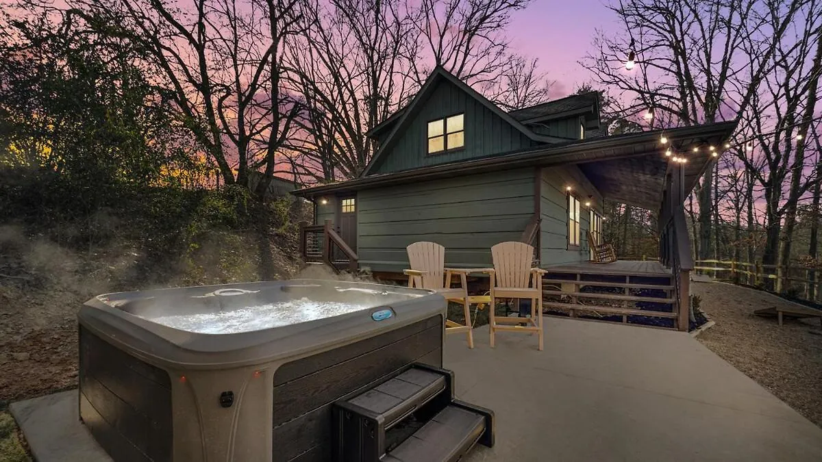 Holiday home Lux Cabin, Indoor Heated Pool, Hot Tub, Arcades, Close To Dollywood *