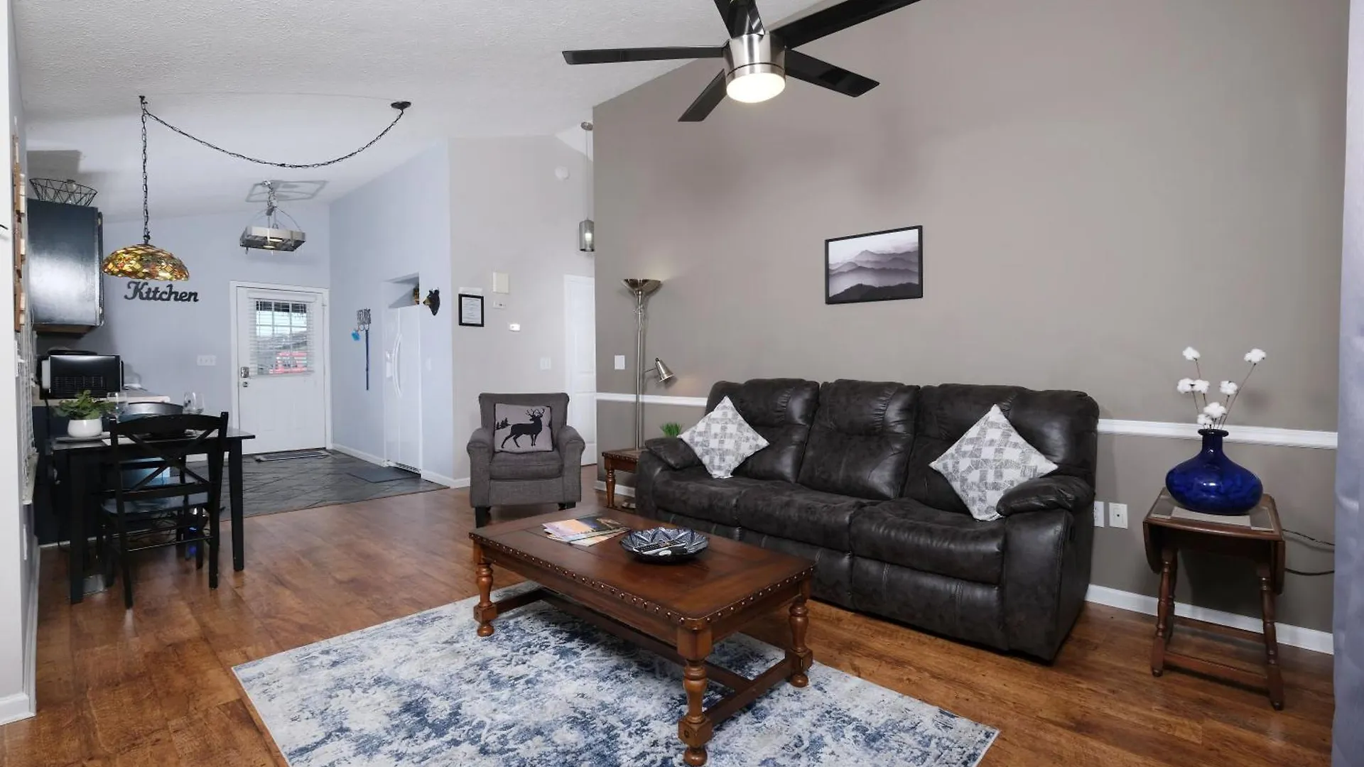 Steps Away From Pf Parkway, Pet Friendly, Hot Tub! Holiday home