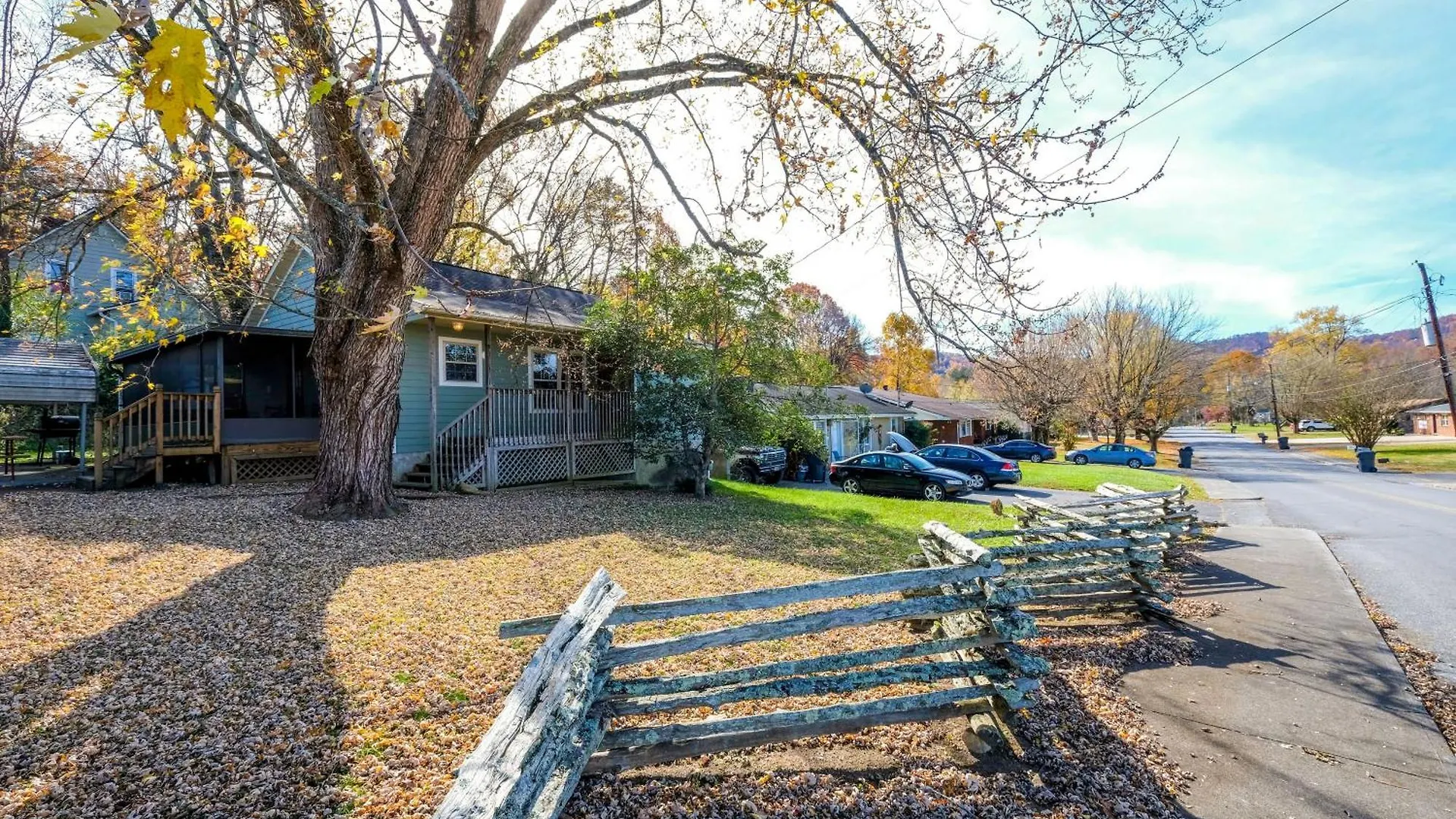 Steps Away From Pf Parkway, Pet Friendly, Hot Tub! Holiday home