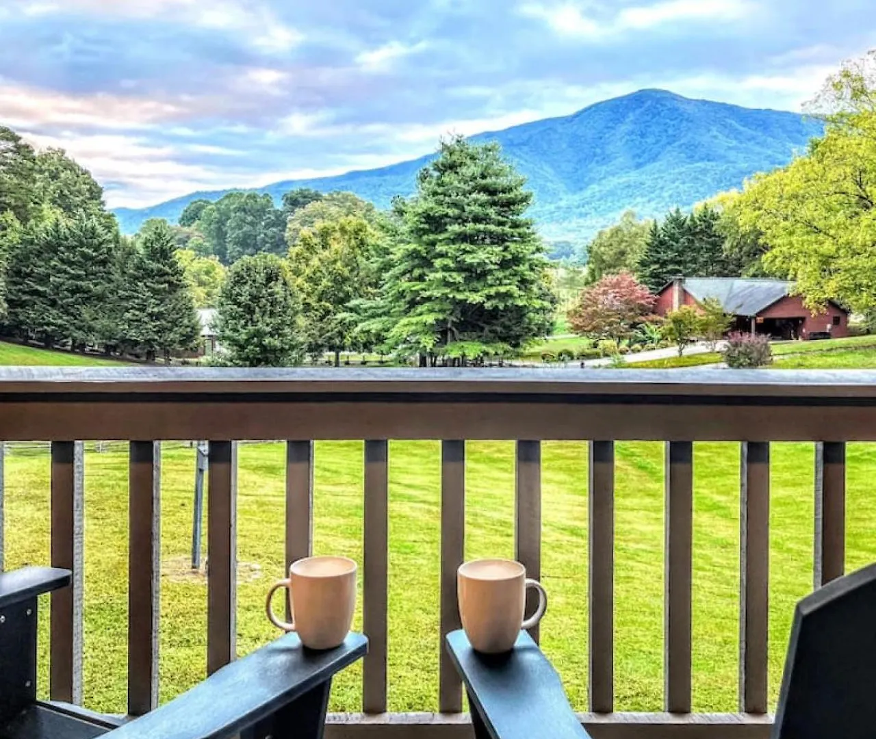 Mtn View, Community Pool, Game Room, & Hot Tub! Pigeon Forge