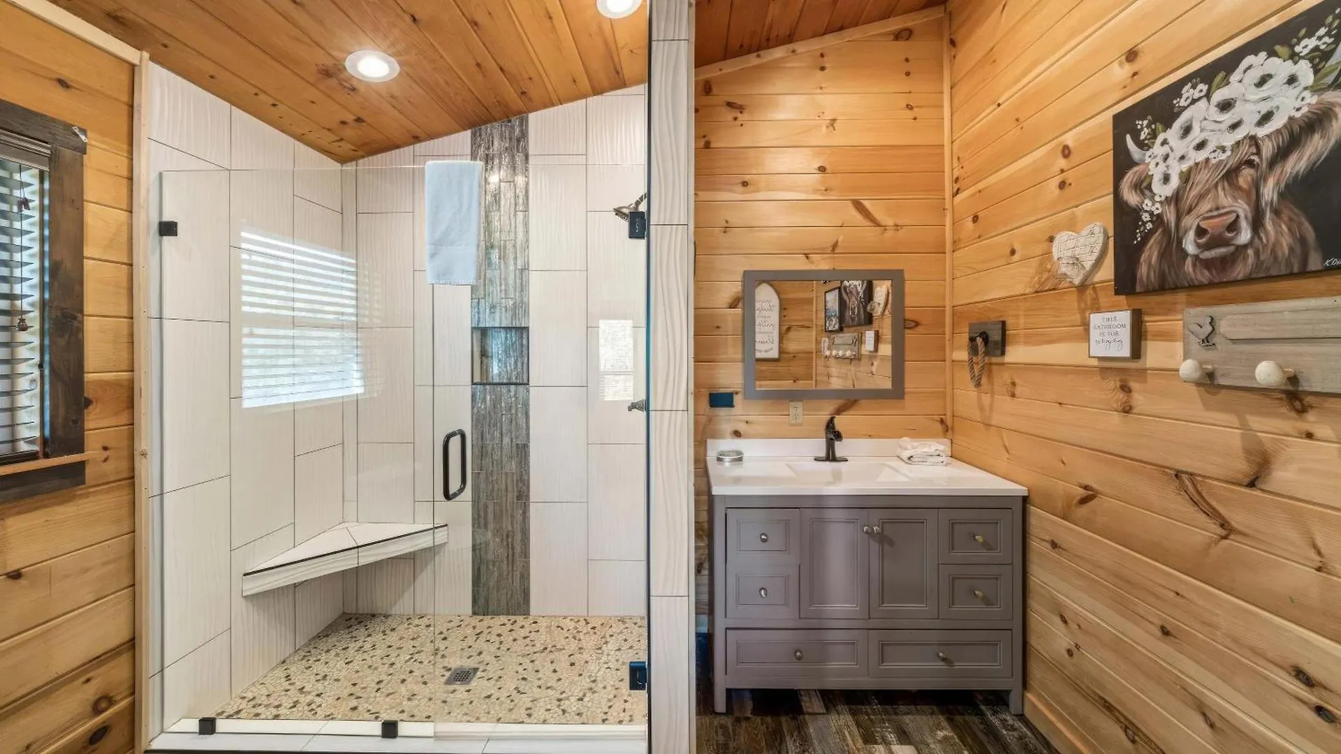 Holiday home Its Got It All Yall - Pool, Theater, Arcade, Fire Place, Firepit, Hot Tub Pigeon Forge