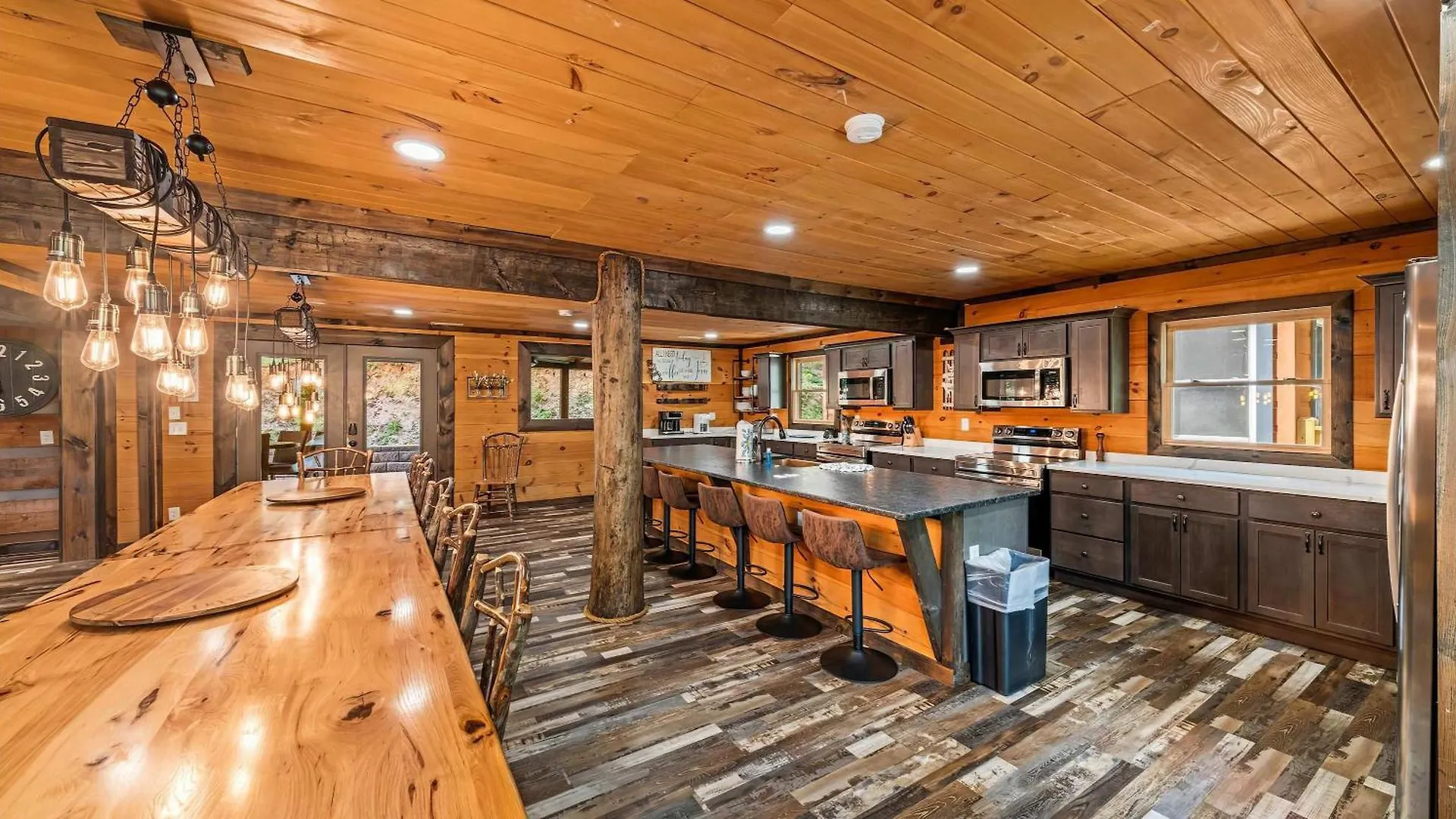 Its Got It All Yall - Pool, Theater, Arcade, Fire Place, Firepit, Hot Tub * Pigeon Forge