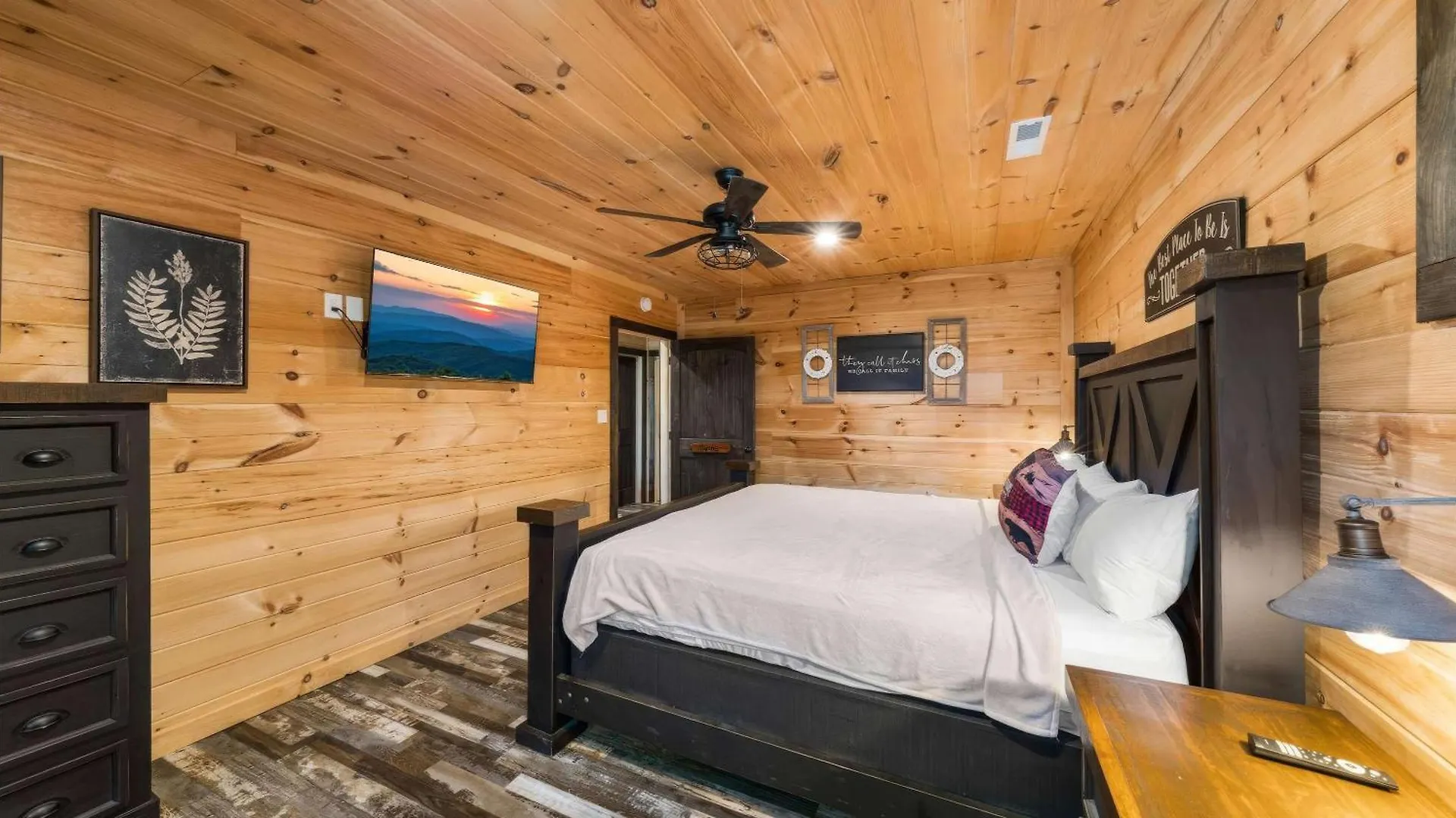 Its Got It All Yall - Pool, Theater, Arcade, Fire Place, Firepit, Hot Tub * Pigeon Forge
