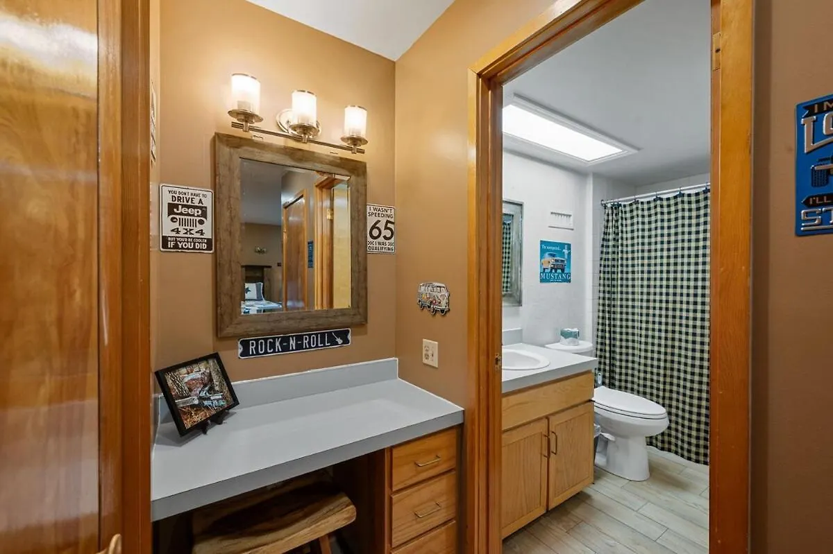 Lux,hottub,game Room,central Location,mountain View Holiday home *