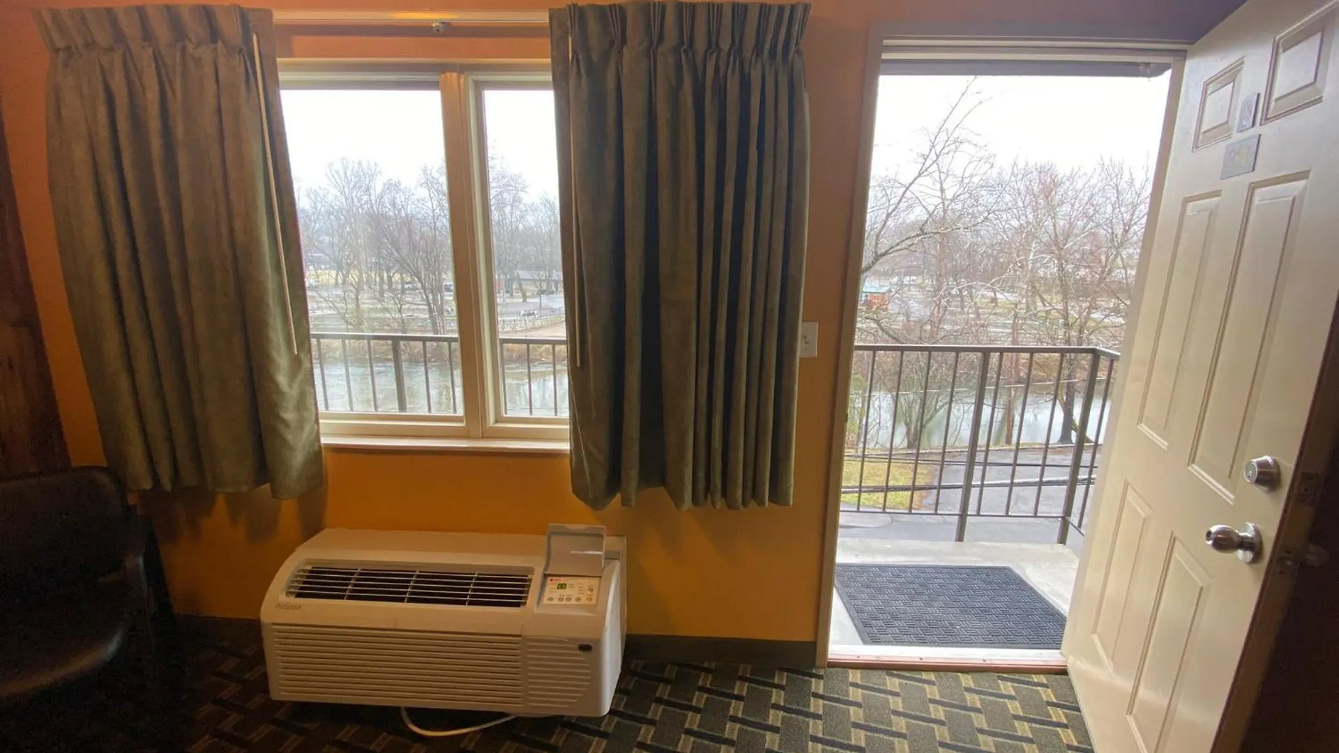 Lodge Tennessee Mountain Pigeon Forge