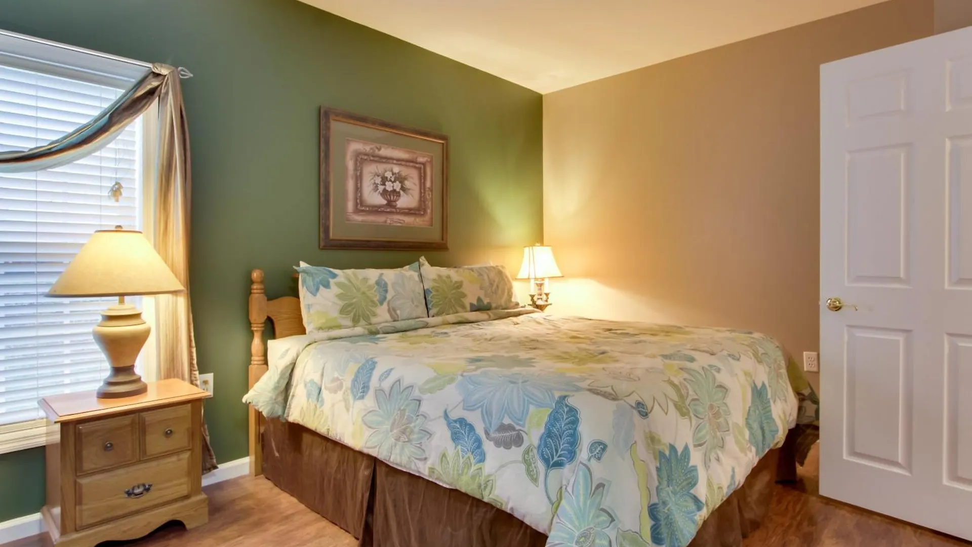 Parkway About Walk To Island In Pigeon Forge!