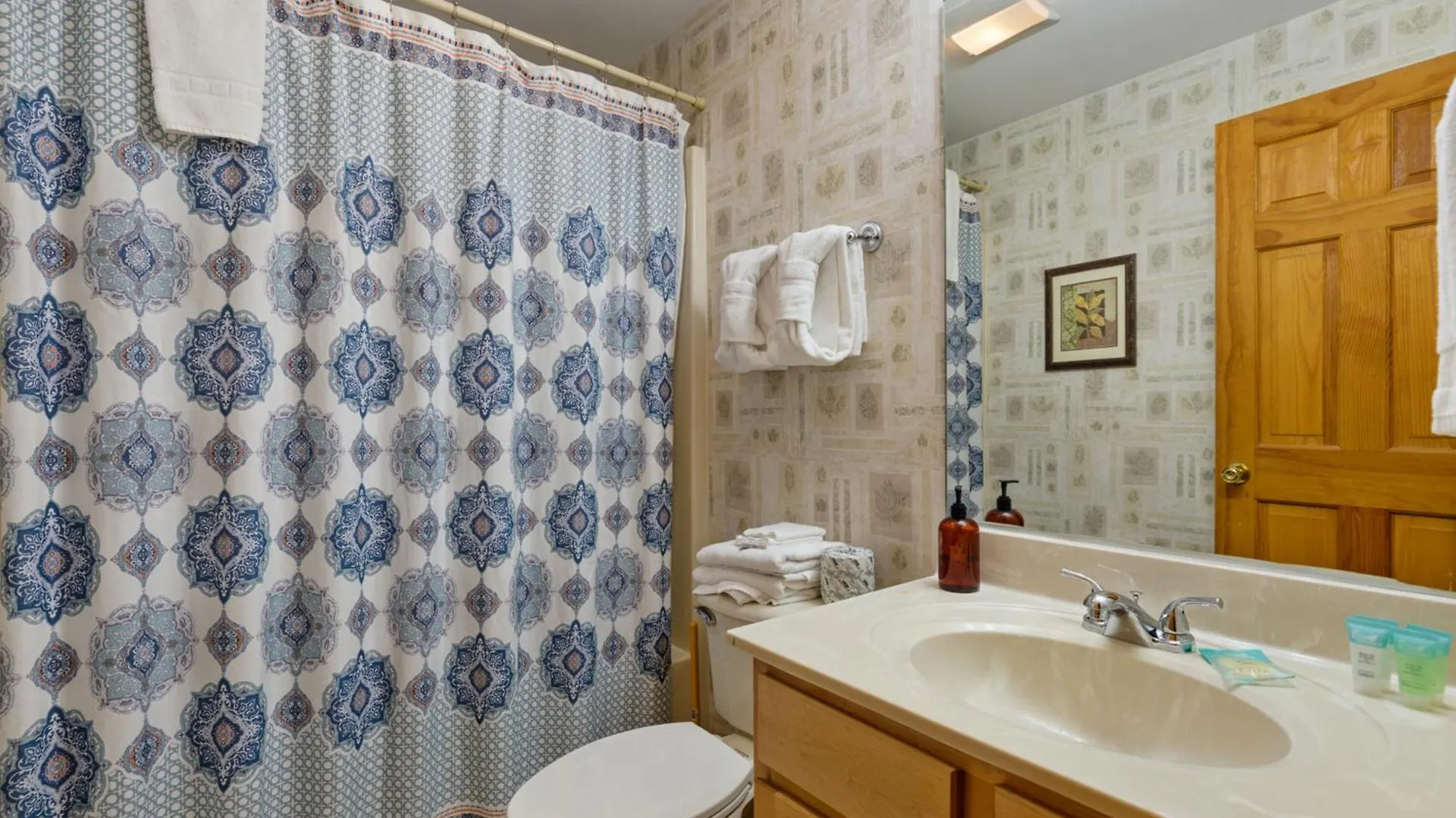 At Dollywood Lane Apartment