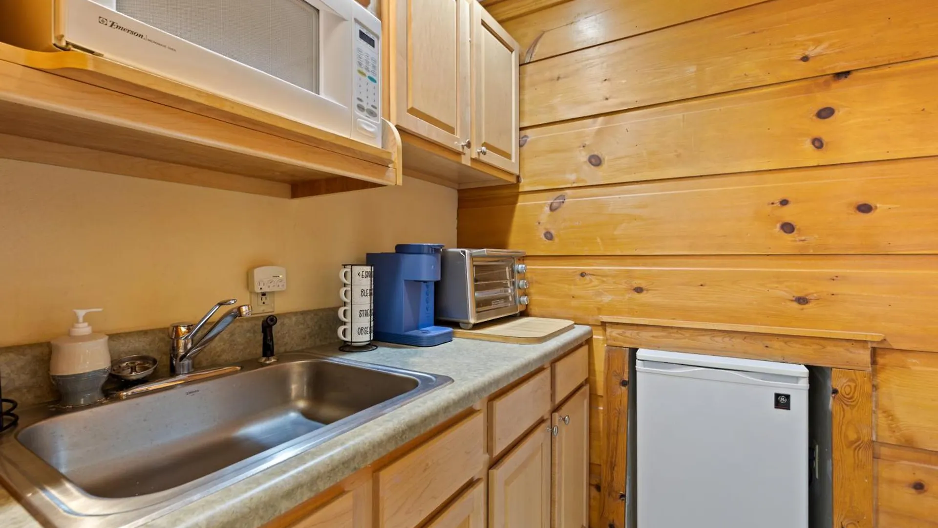At Dollywood Lane Apartment