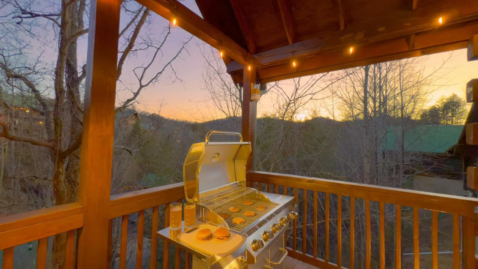 For Groups Getaway! Location, Grill, Wifi & Workstation, Hot Tub & Game Pigeon Forge