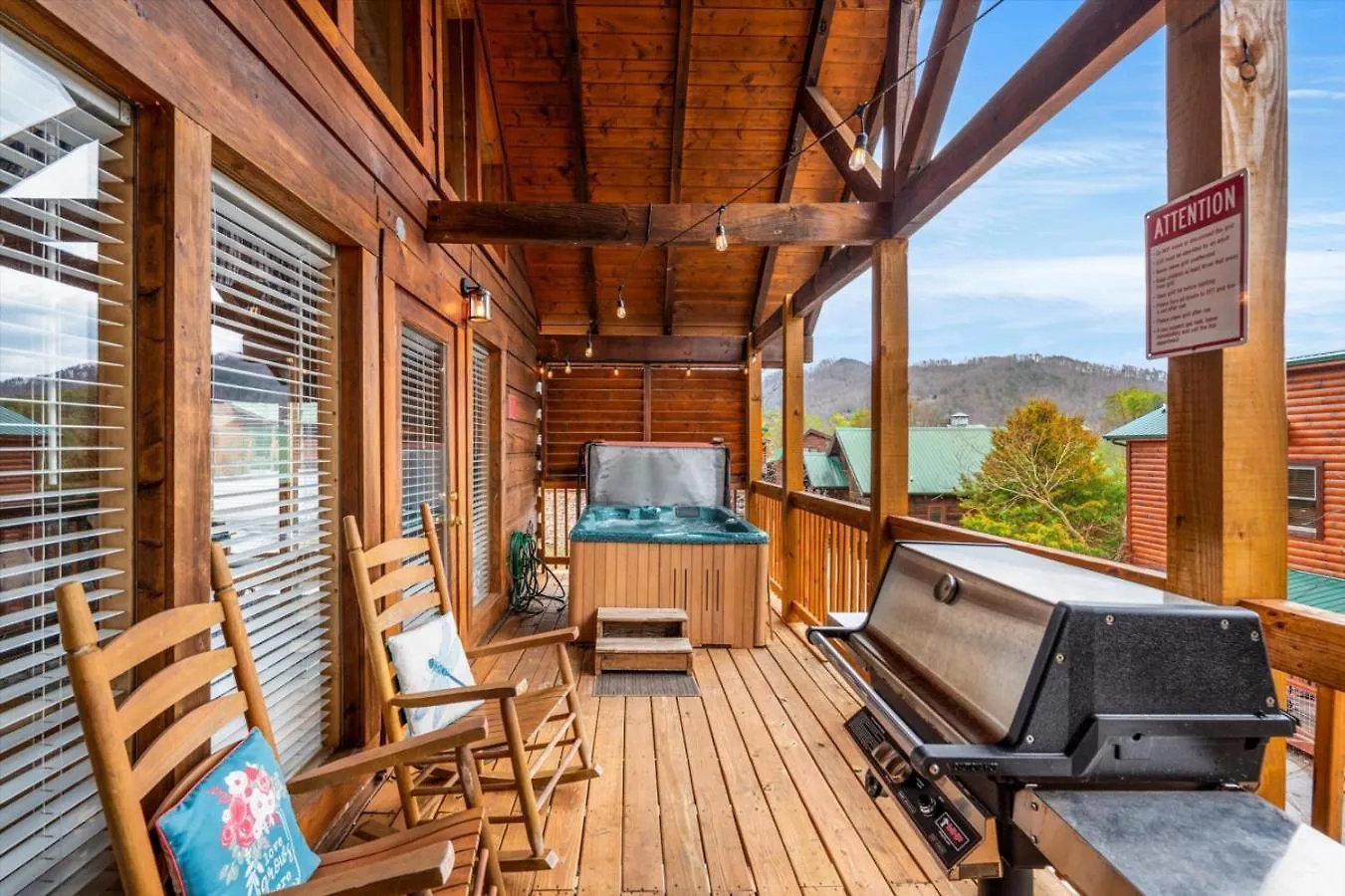 Starry Mountain View- Hot Tub - Pool Table - Prime Location Pigeon Forge