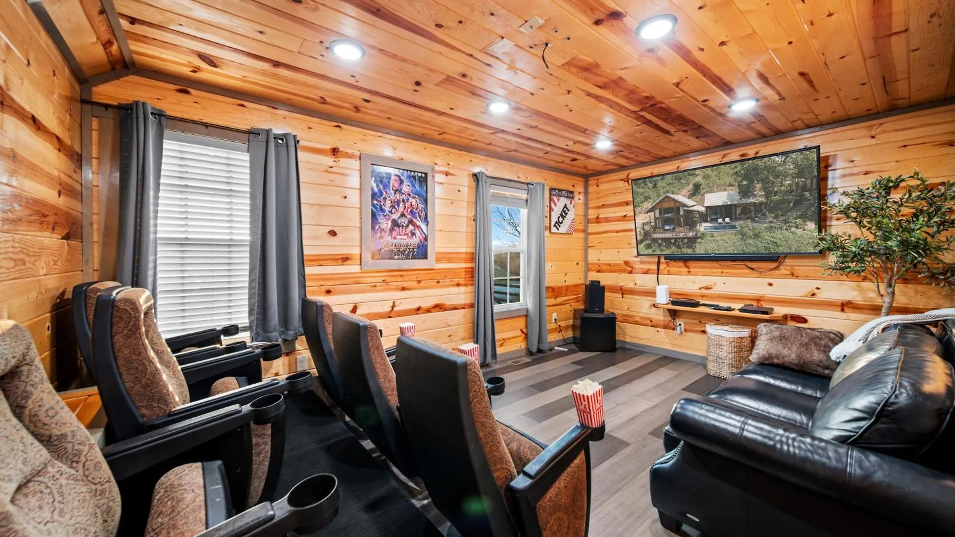 Holiday home Indoor Heated Pool, Alpine Resort Near Dollywood, Theater & Game Room, Hot Tub Pigeon Forge