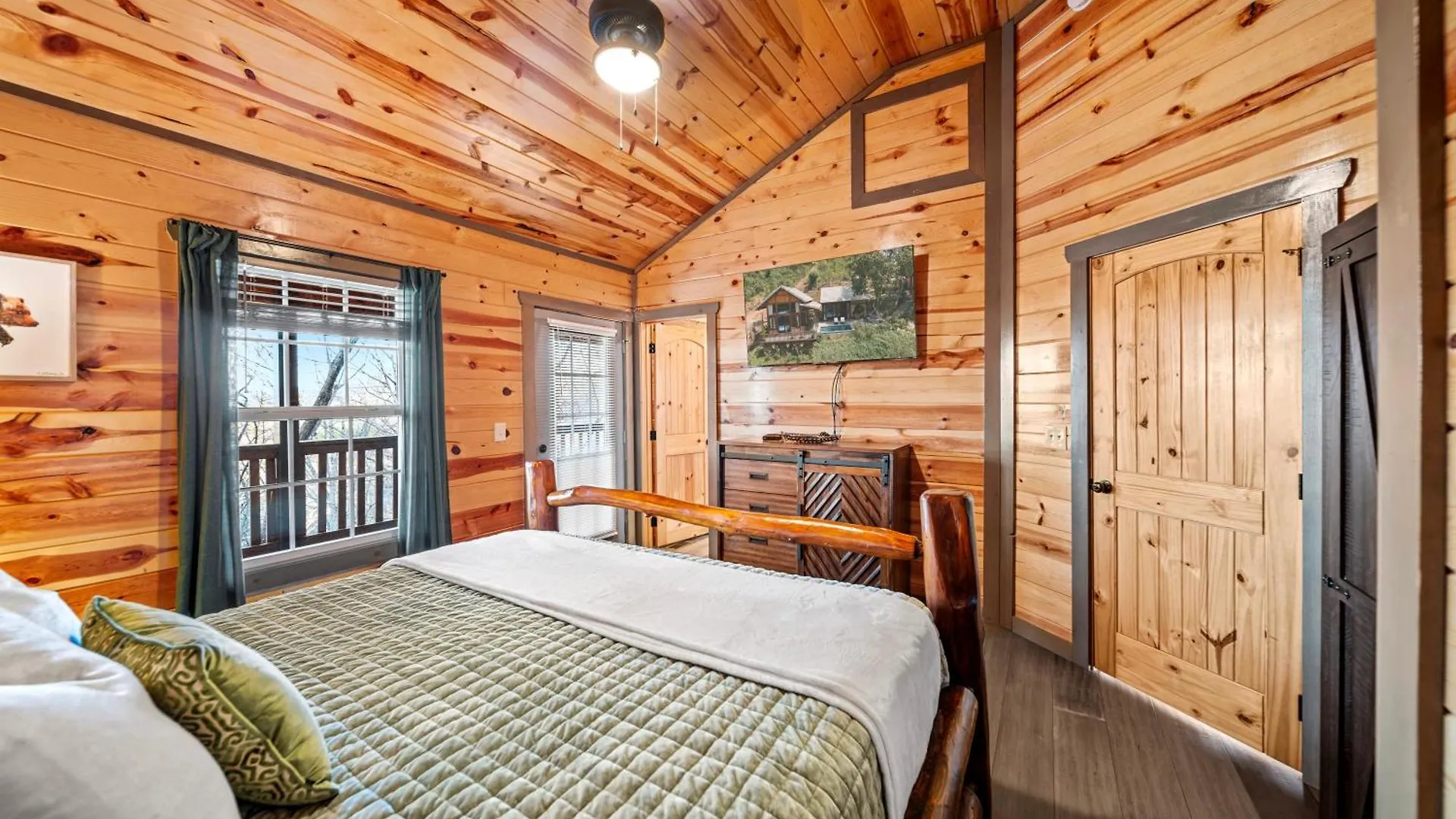 Holiday home Indoor Heated Pool, Alpine Resort Near Dollywood, Theater & Game Room, Hot Tub Pigeon Forge