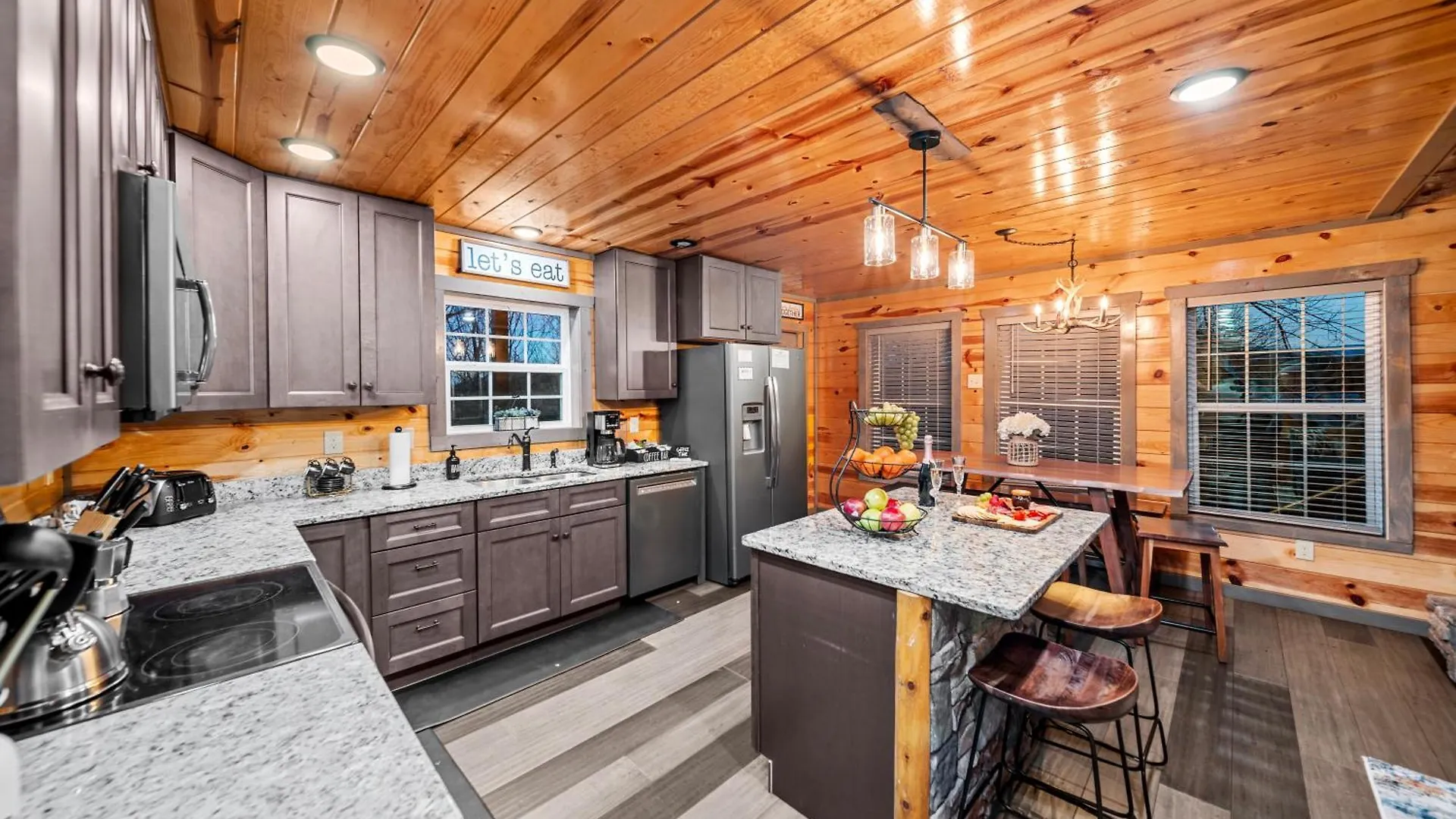 Indoor Heated Pool, Alpine Resort Near Dollywood, Theater & Game Room, Hot Tub Holiday home