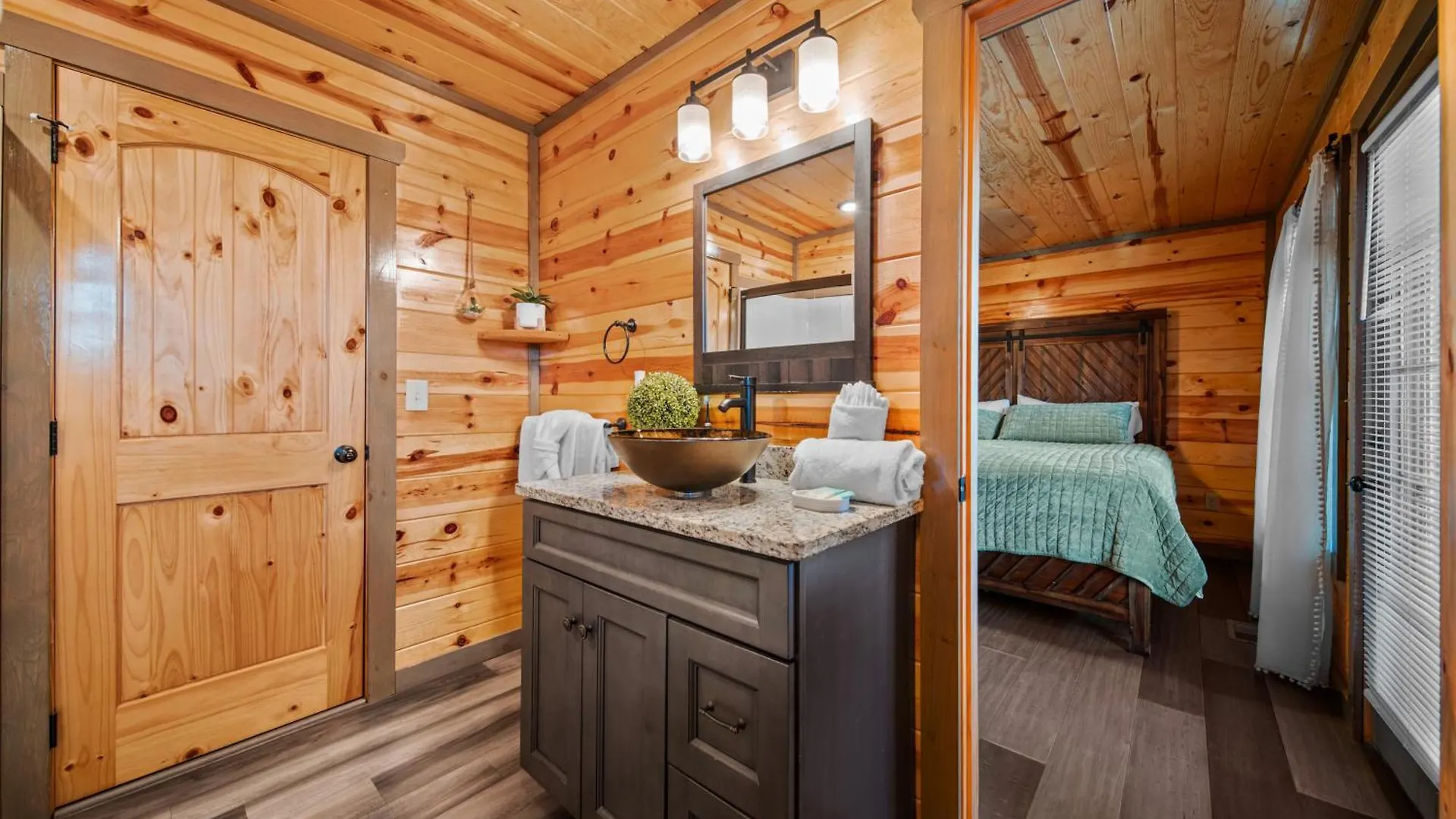 Indoor Heated Pool, Alpine Resort Near Dollywood, Theater & Game Room, Hot Tub * Pigeon Forge