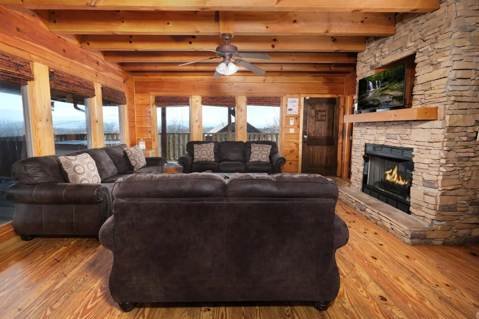 5br Sleeps 20 Putt Putt Gameroom Hot Tub Free Attraction Tickets Holiday home Pigeon Forge