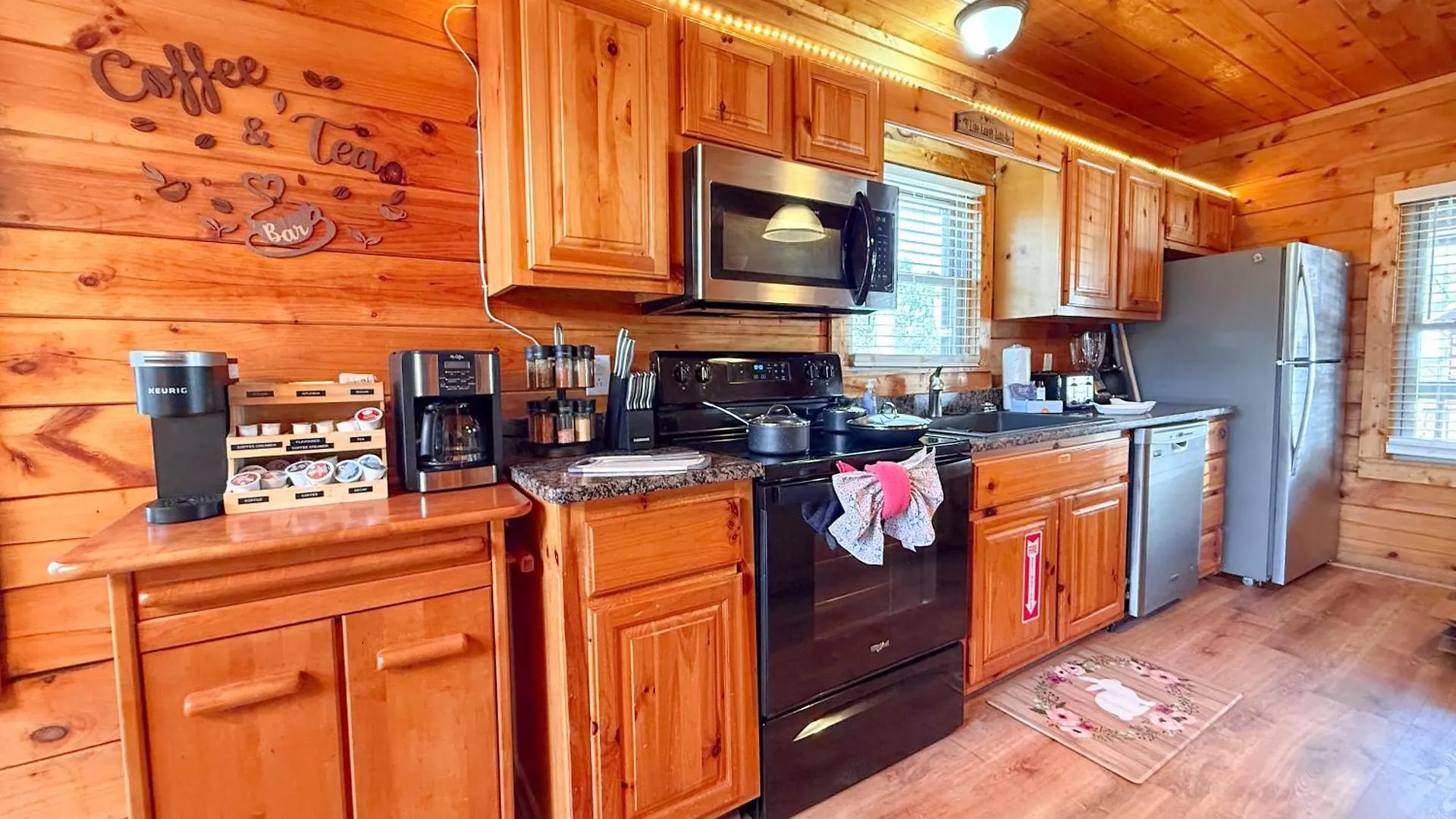 Chalet For Groups Getaway! Location, Grill, Wifi & Workstation, Hot Tub & Game