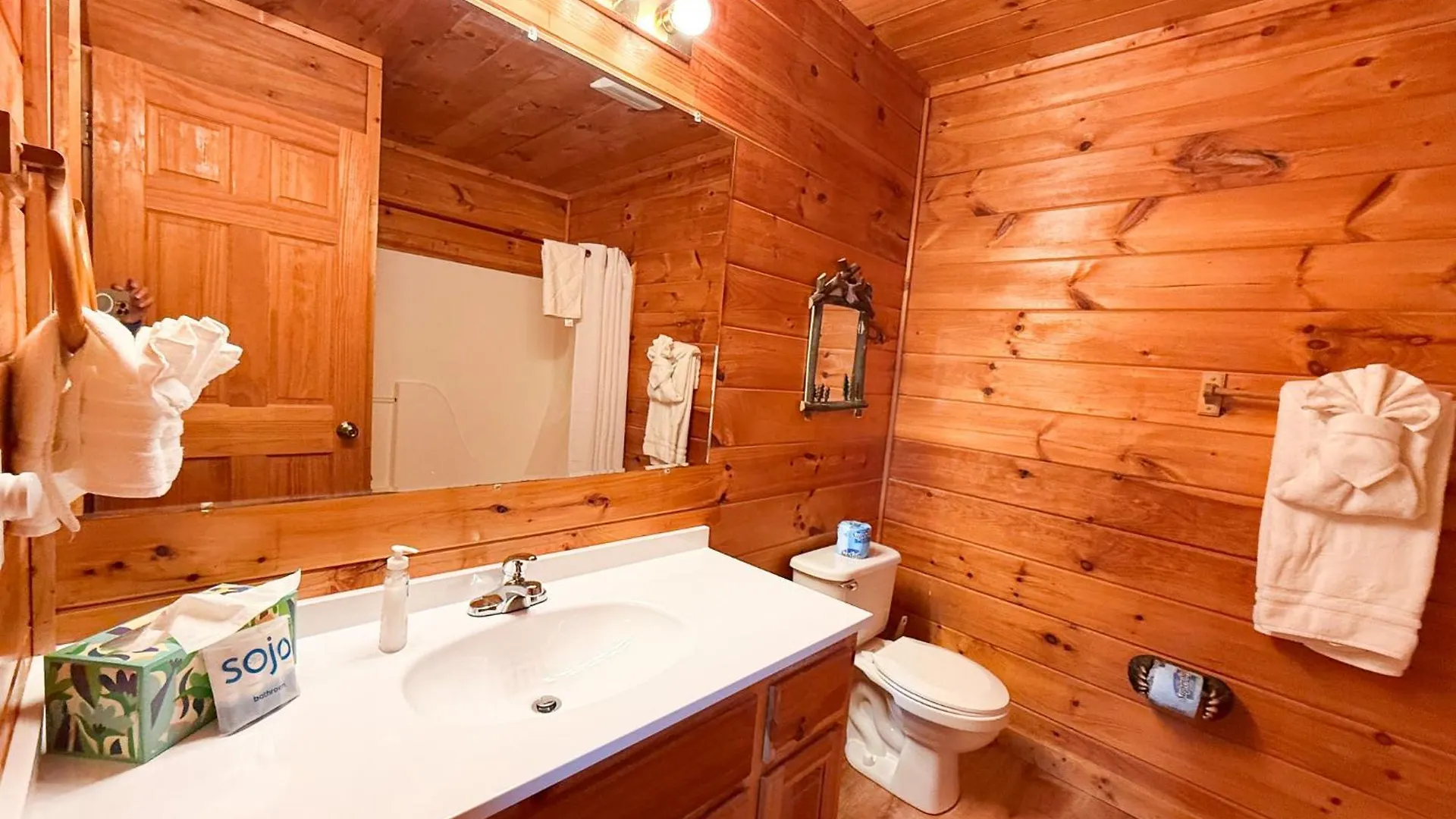 For Groups Getaway! Location, Grill, Wifi & Workstation, Hot Tub & Game * Pigeon Forge