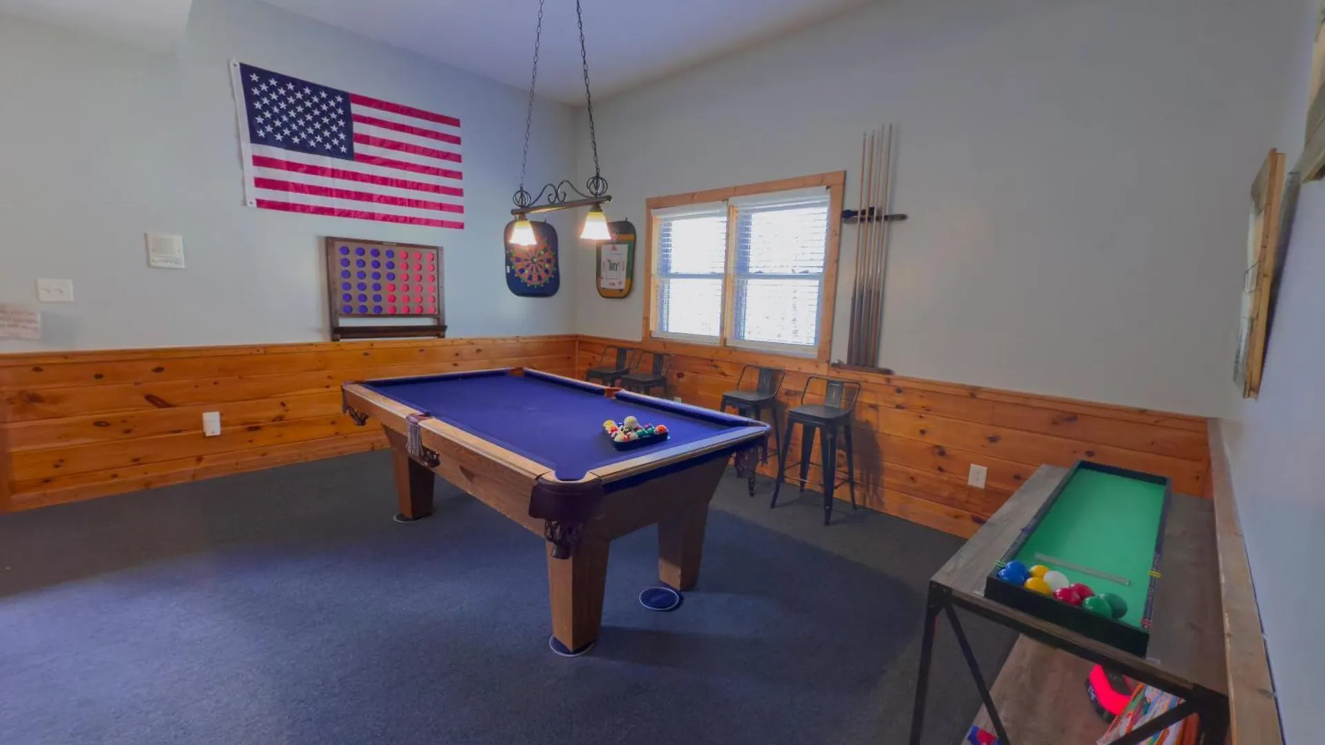 For Groups Getaway! Location, Grill, Wifi & Workstation, Hot Tub & Game Pigeon Forge