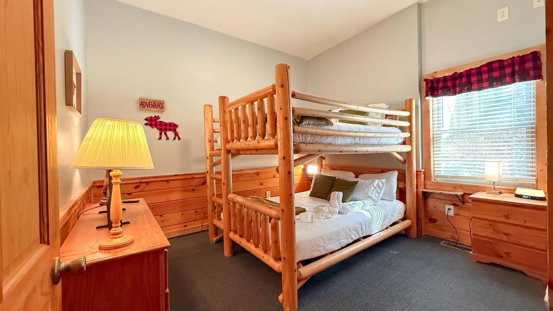 For Groups Getaway! Location, Grill, Wifi & Workstation, Hot Tub & Game * Pigeon Forge