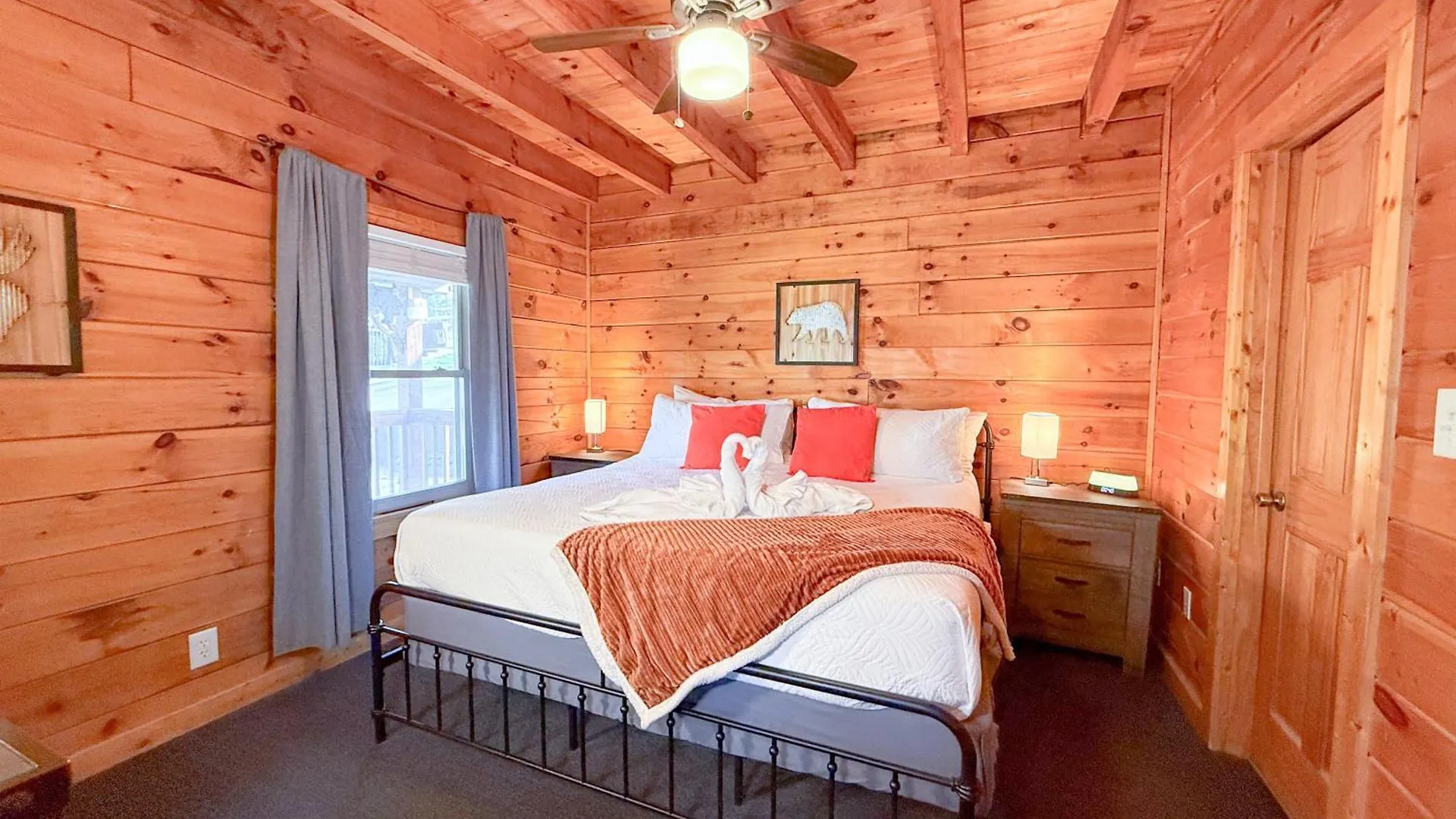 Chalet For Groups Getaway! Location, Grill, Wifi & Workstation, Hot Tub & Game Pigeon Forge