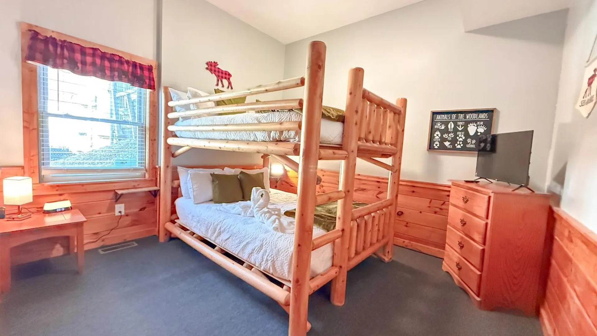 For Groups Getaway! Location, Grill, Wifi & Workstation, Hot Tub & Game Pigeon Forge