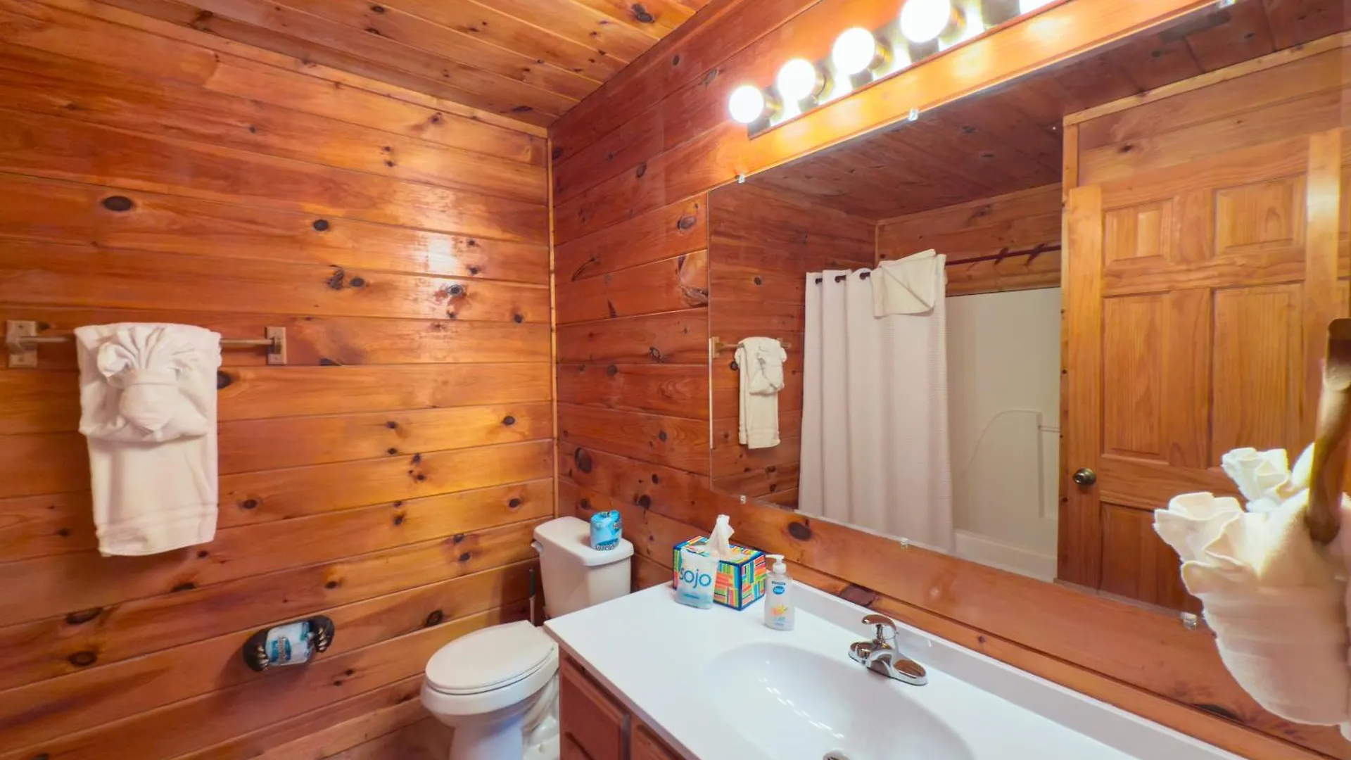 For Groups Getaway! Location, Grill, Wifi & Workstation, Hot Tub & Game * Pigeon Forge