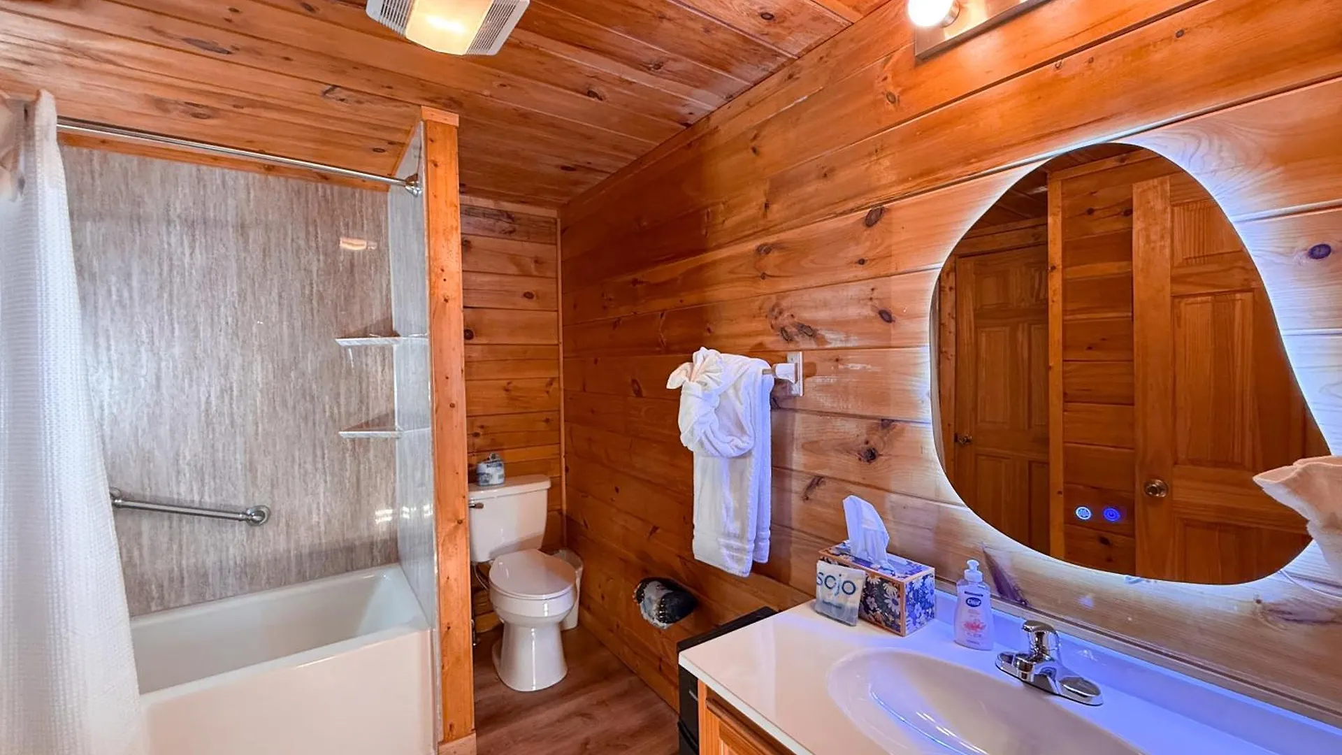 Chalet For Groups Getaway! Location, Grill, Wifi & Workstation, Hot Tub & Game Pigeon Forge
