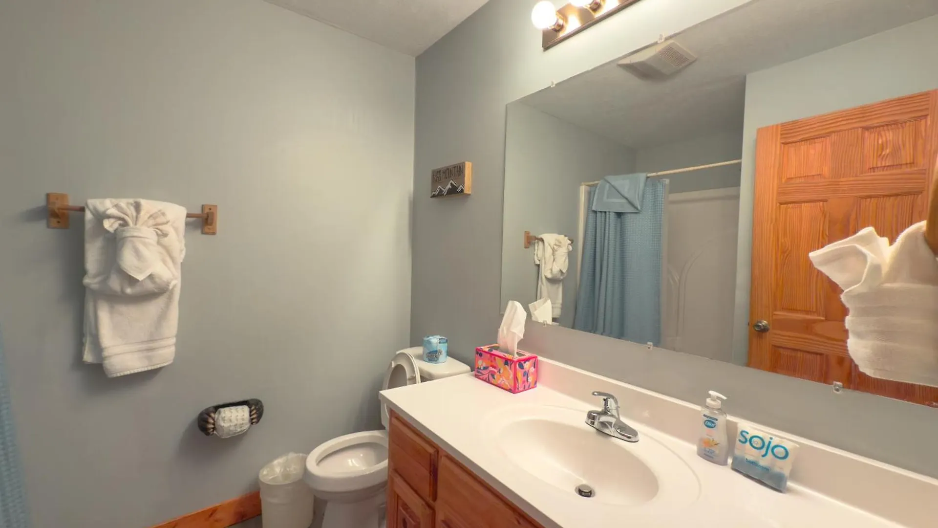 For Groups Getaway! Location, Grill, Wifi & Workstation, Hot Tub & Game *