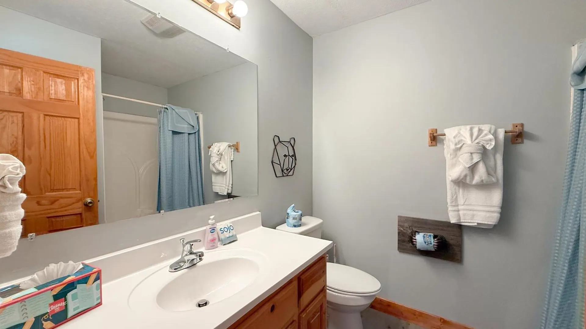 For Groups Getaway! Location, Grill, Wifi & Workstation, Hot Tub & Game Pigeon Forge