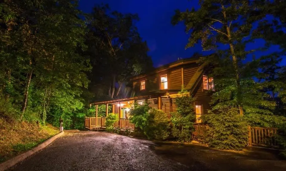 Great Views & Location- Family- Game Room- Hot Tub Chalet Pigeon Forge