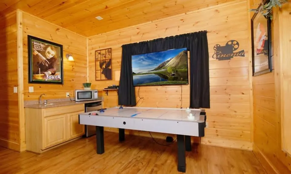 Great Views & Location- Family- Game Room- Hot Tub Pigeon Forge
