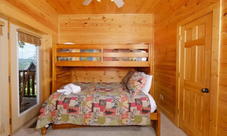 Chalet Great Views & Location- Family- Game Room- Hot Tub