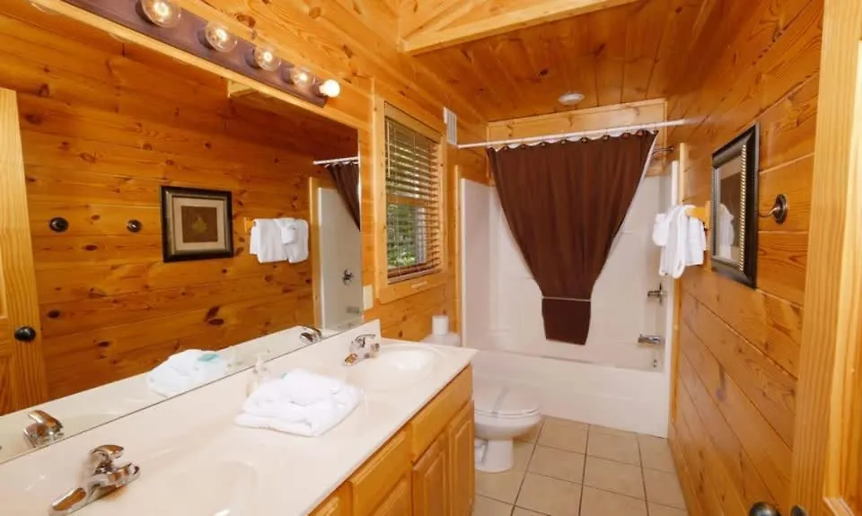 Great Views & Location- Family- Game Room- Hot Tub Chalet *