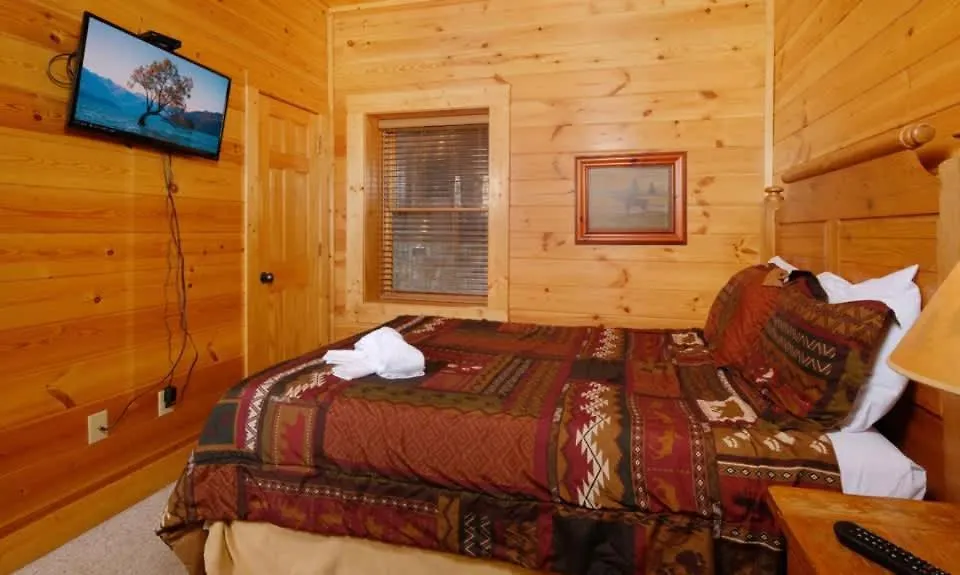 Great Views & Location- Family- Game Room- Hot Tub Chalet *