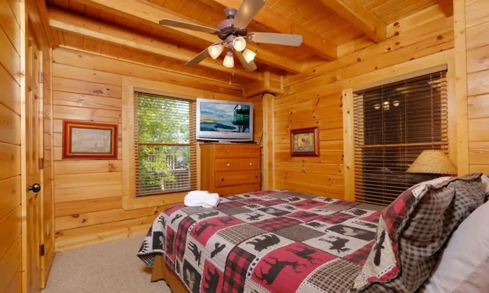 Great Views & Location- Family- Game Room- Hot Tub