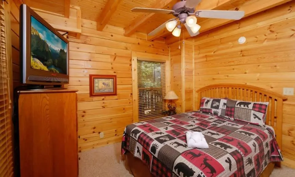 Great Views & Location- Family- Game Room- Hot Tub Chalet