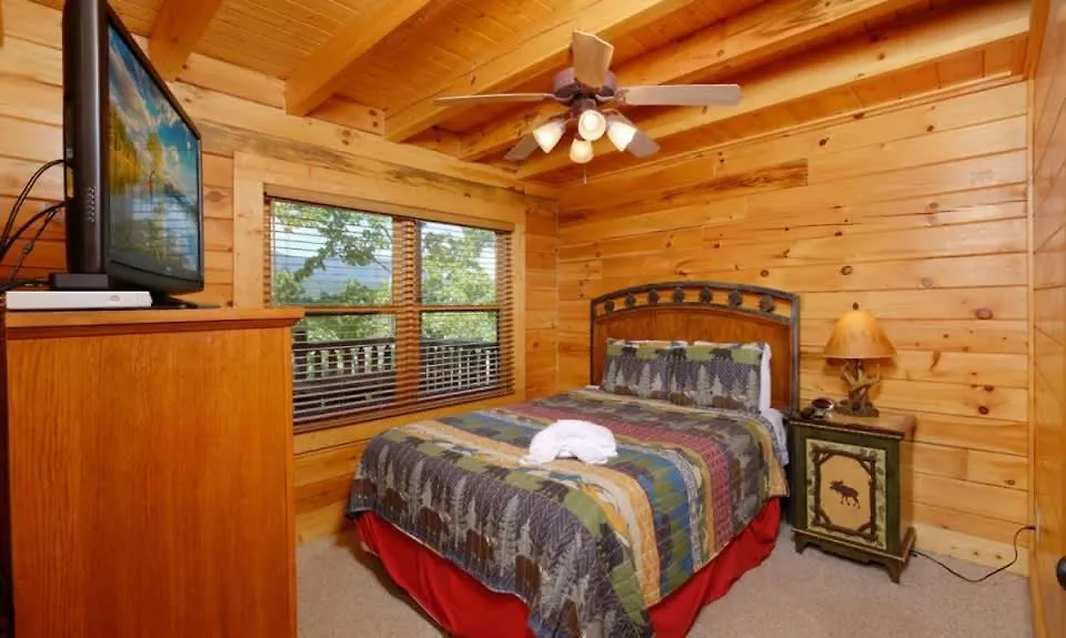 Great Views & Location- Family- Game Room- Hot Tub * Pigeon Forge