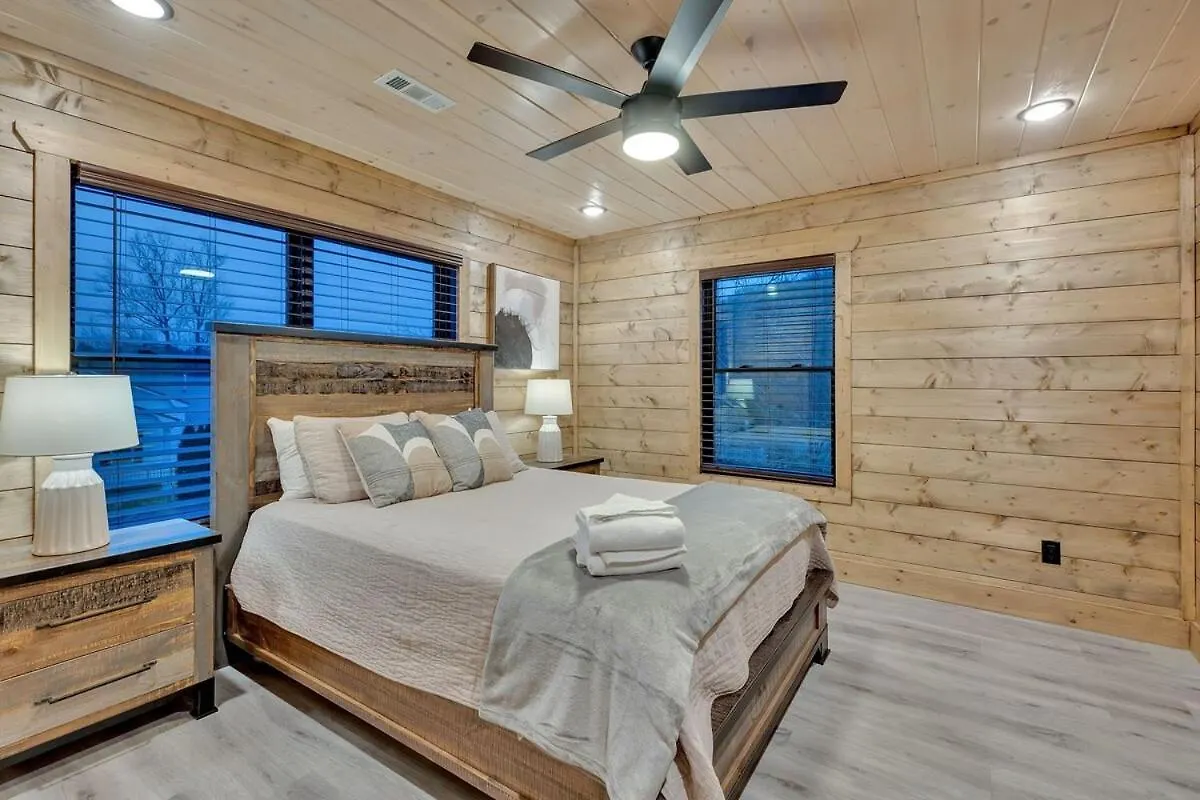 Honeybear Hideaways - Luxury Cozy With Theater, Game And Hot Tub Pigeon Forge