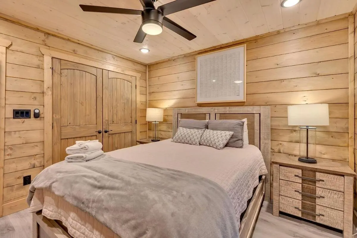Holiday home Honeybear Hideaways - Luxury Cozy With Theater, Game And Hot Tub
