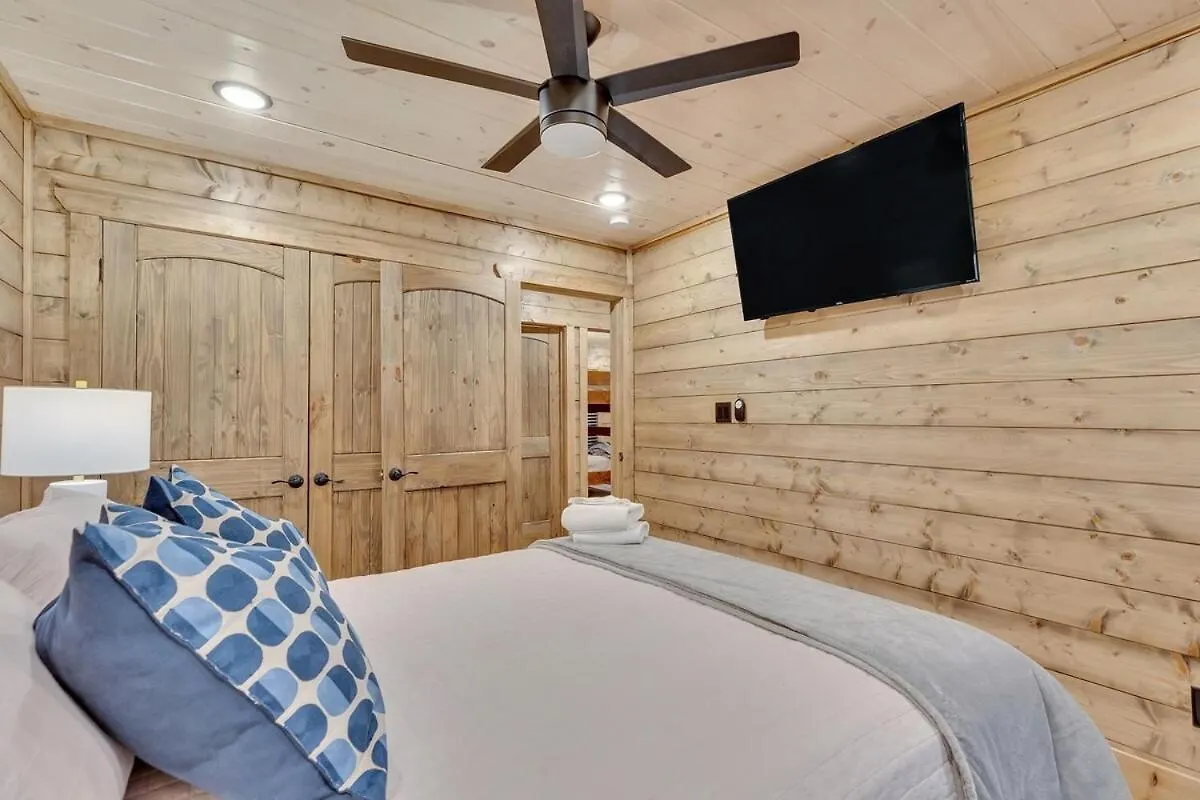Holiday home Honeybear Hideaways - Luxury Cozy With Theater, Game And Hot Tub