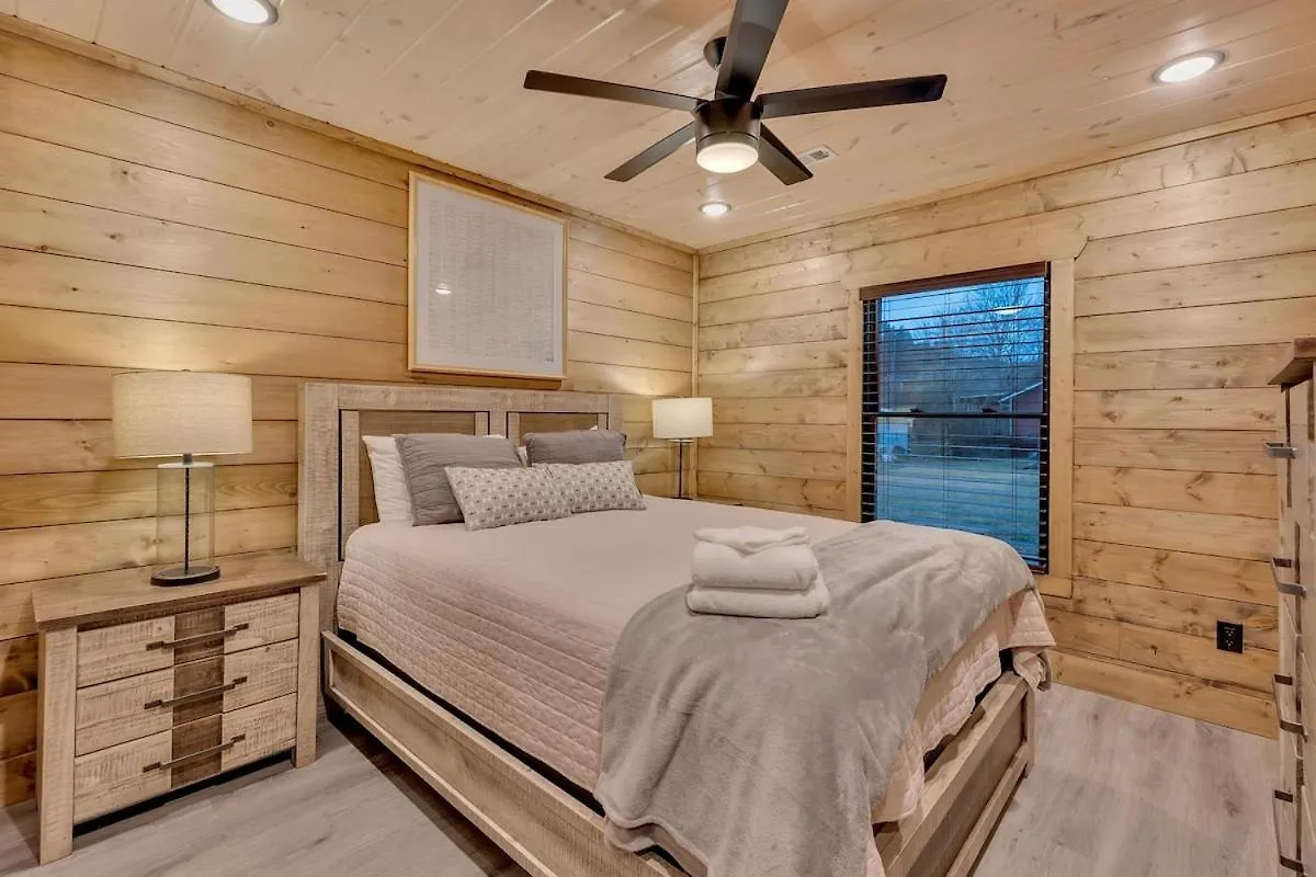 Honeybear Hideaways - Luxury Cozy With Theater, Game And Hot Tub Holiday home Pigeon Forge